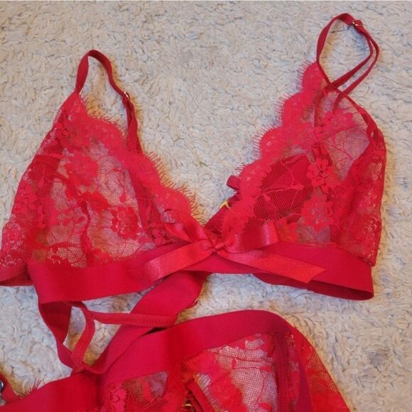 Nwt Mapale Red Lace Bra with Garters SEXXXXY - Picture 3 of 9